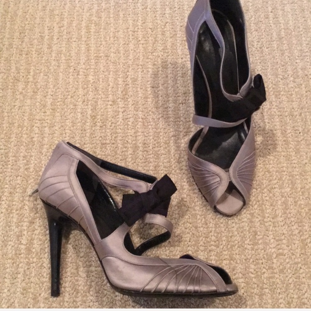 Gucci silver heels 100% authentic - beautiful!!